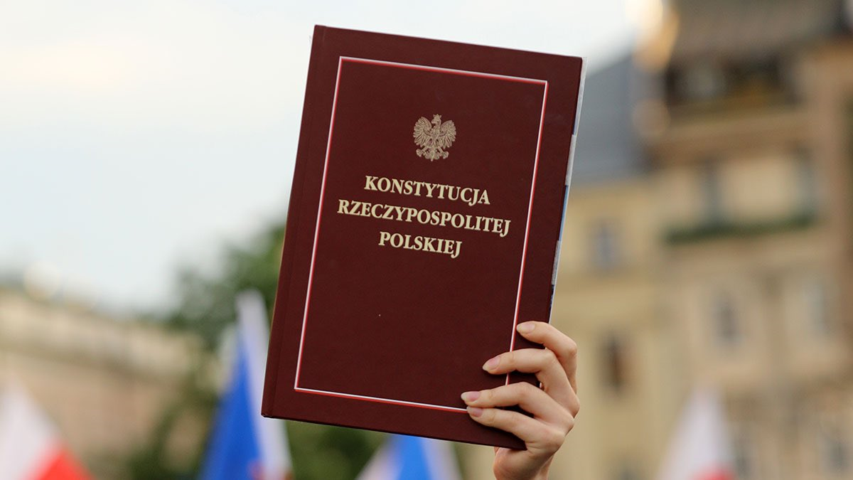 Идея новой конституции разделила Польшу: 50,7% против ее изменения