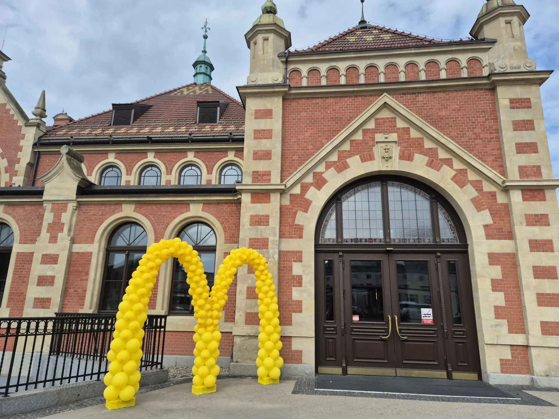 Сегодня на вокзале Gdańsk Główny снова открылся McDonald’s: фастфуд будет работать с 6:00 до 24:00