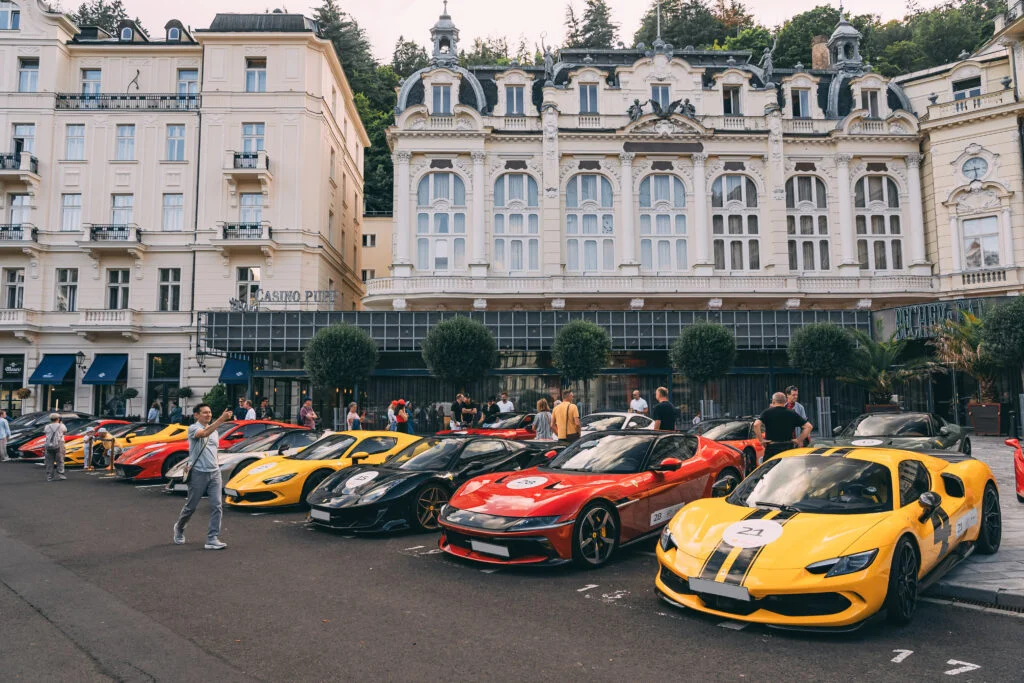 В Сопот приедет колонна из 25 Ferrari: суперкары можно будет увидеть бесплатно