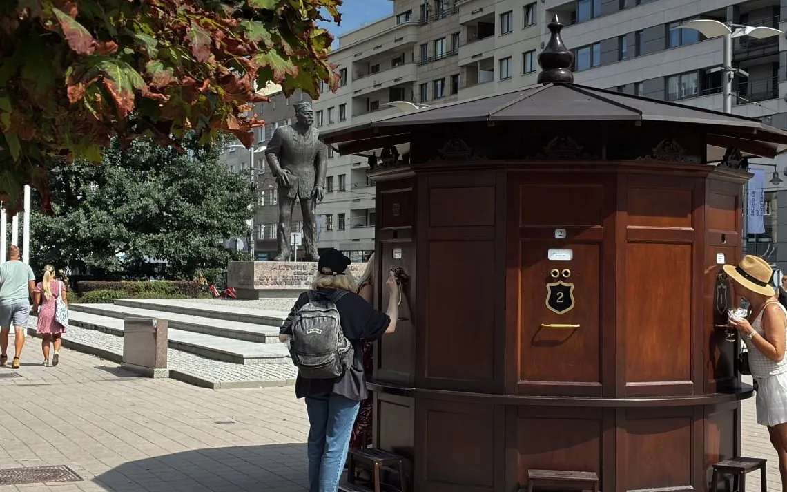 W centrum Gdyni pojawił się niezwykły kiosk. Wewnątrz można odbyć podróż w przeszłość miasta
