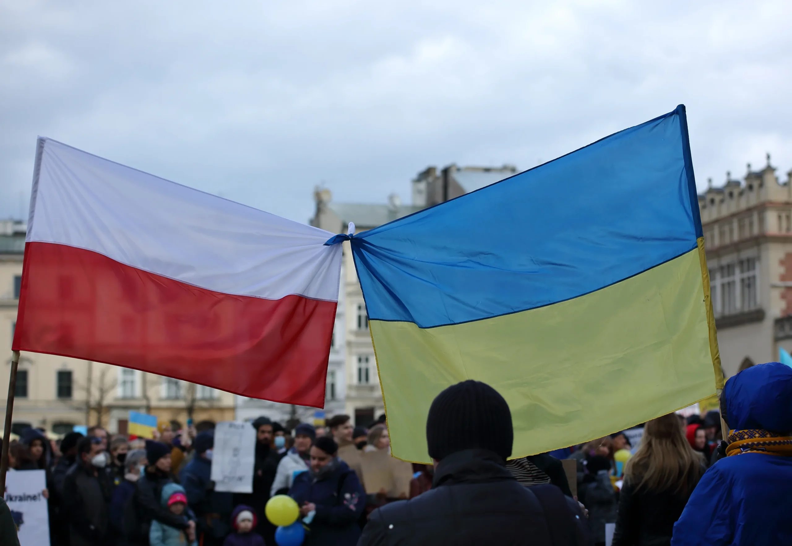 Больше половины украинцев в Польше хотят получить гражданство