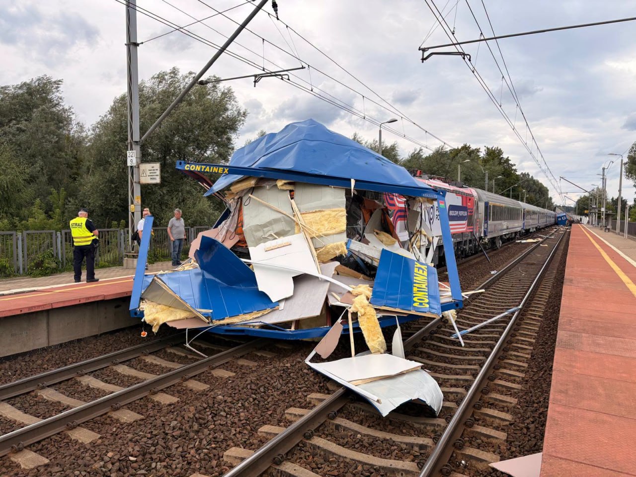 W Gdańsku pociąg zderzył się z ciężarówką: jedna osoba ranna, ruch pociągów wstrzymany