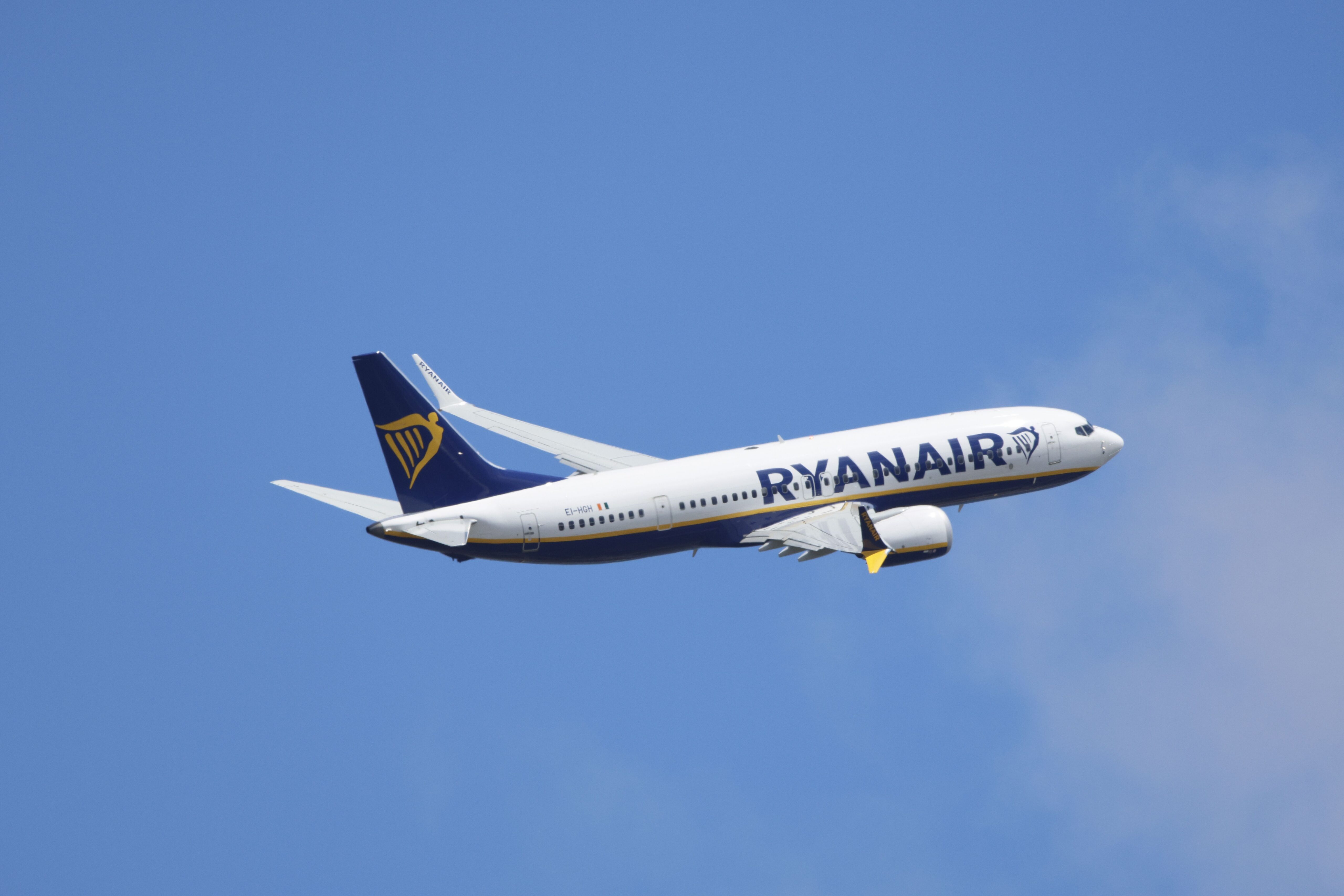 Самолёт Ryanair в аэропорту Гданьска — распродажа авиабилетов по 40 направлениям от 65 PLN.